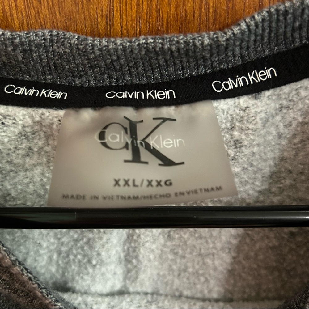Calvin Klein Cropped Sweatshirt - Picture 2 of 3